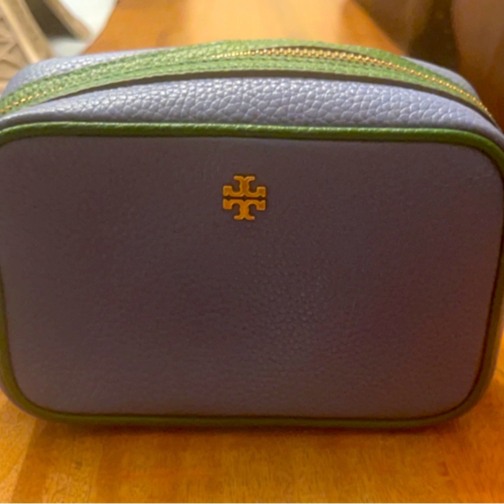 BLAKE COLOR-BLOCK MINI CAMERA
BAG
80122
0221
BLUEWOOD /
ARUGULA / 407